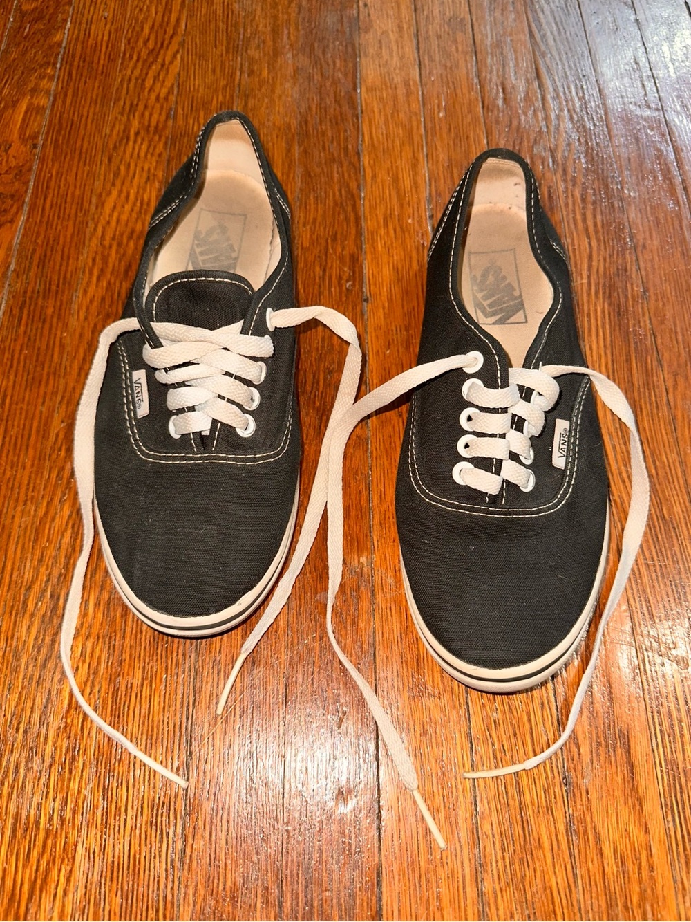 Men’s 6 Women’s 7.5 Black and White Classic Vans Skate Shoes